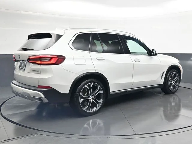 Used 2023 White BMW sDrive40i image 4