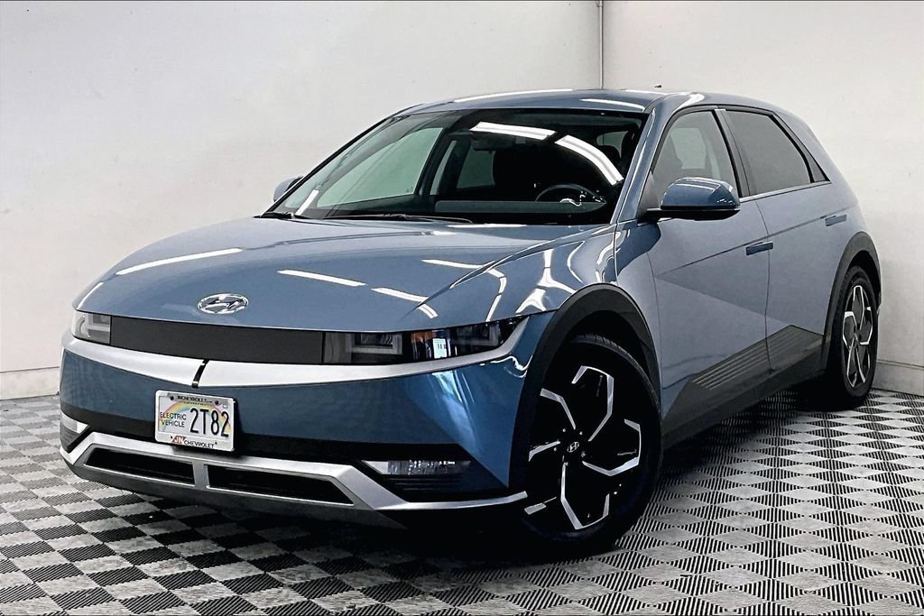 Used 2024  Hyundai SE image 1