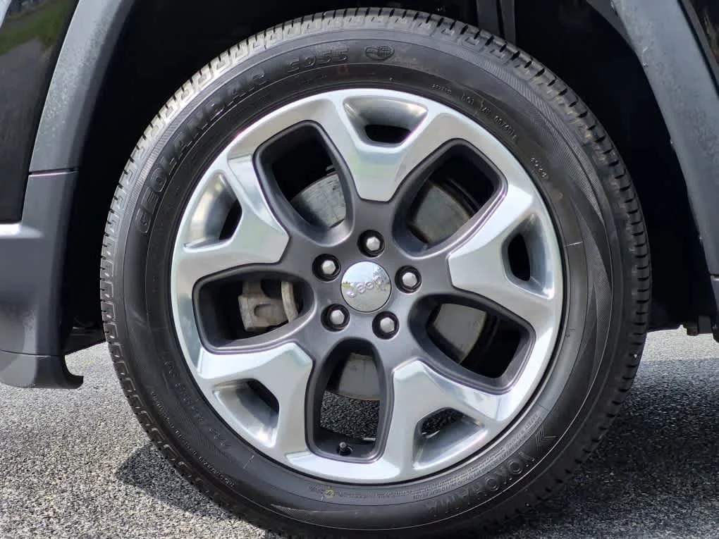 Used 2018 Diamond Black Crystal Pearlcoat Jeep Limited image 6