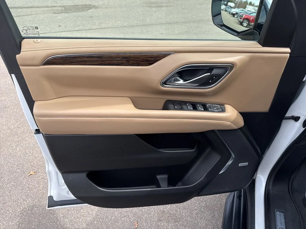 Used 2022 Iridescent Pearl Tricoat Chevrolet Premier image 16