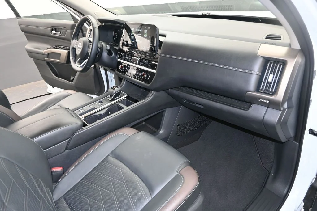 Used 2025 White Nissan Platinum image 27