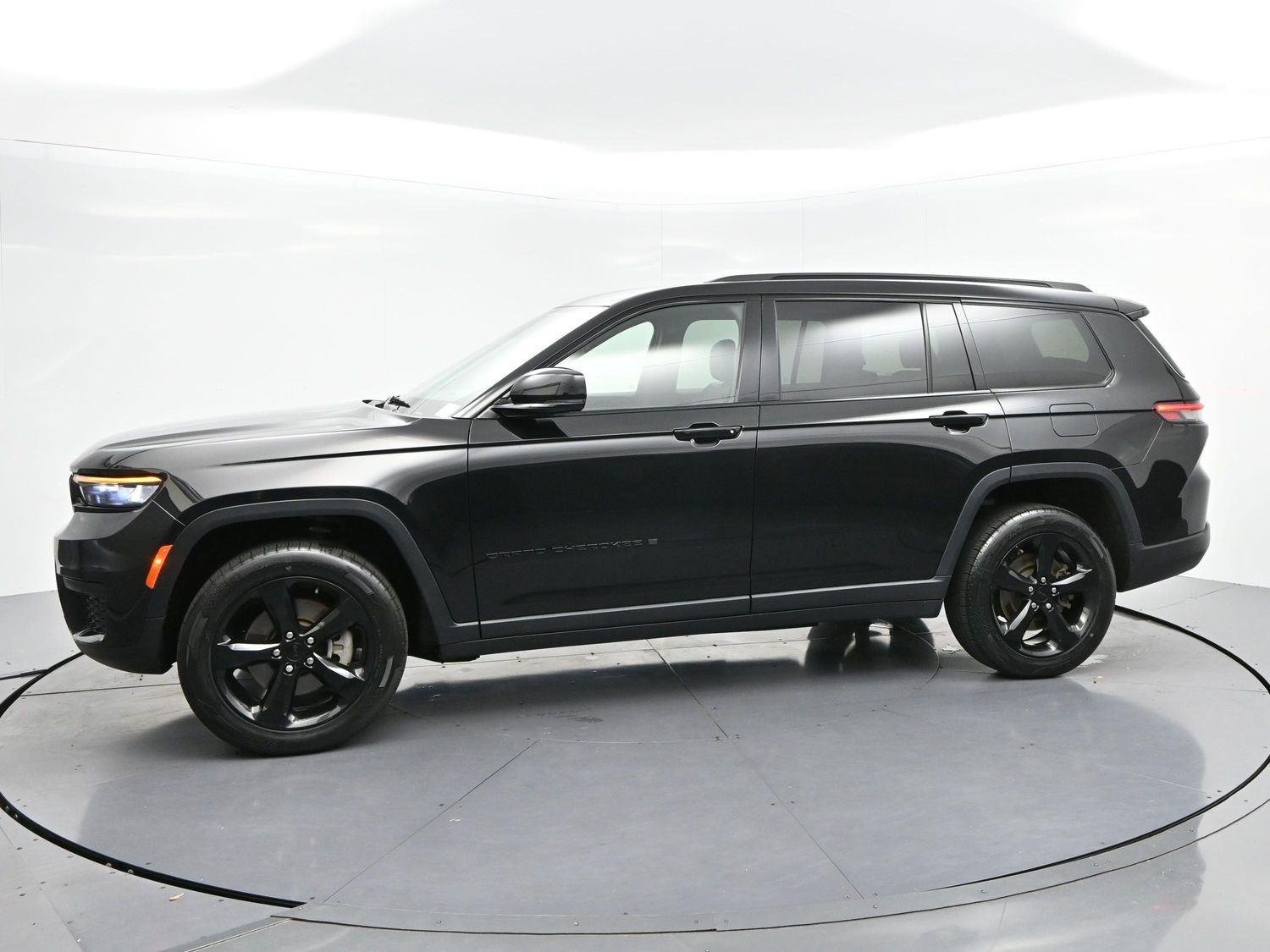 Used 2023 Diamond Black Crystal Pearlcoat Jeep Altitude image 4