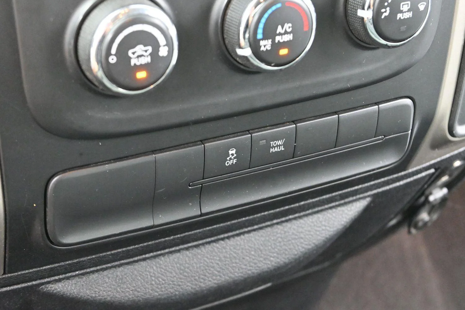 Used 2015 Bright Silver Metallic Clearcoat Ram SLT image 22