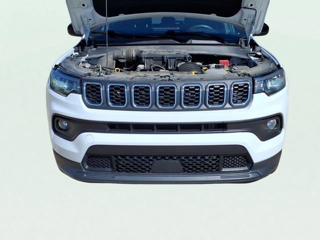 Used 2024  Jeep Latitude image 23