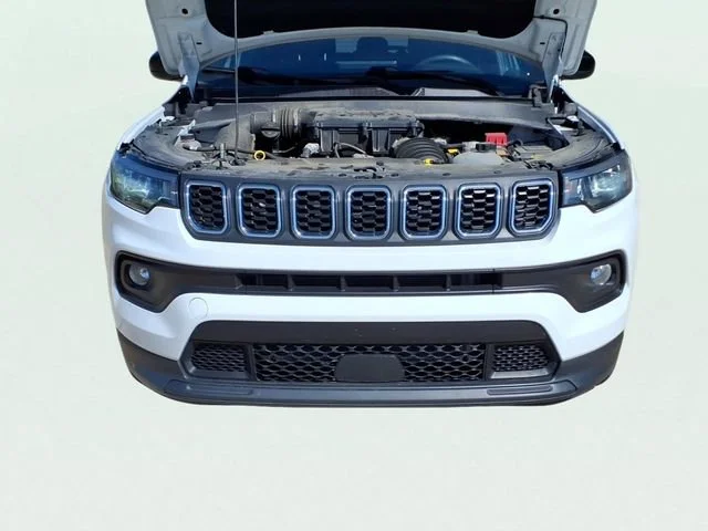 Used 2024  Jeep Latitude image 23