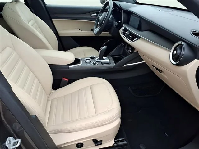 Used 2023  Alfa Romeo Lusso image 20