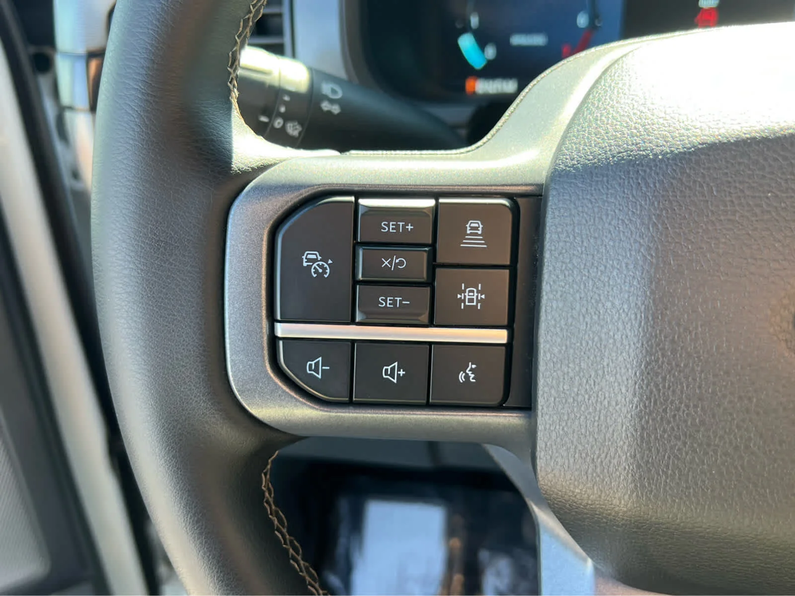 Certified Used 2025 Oxford White Clearcoat Ford LARIAT image 34
