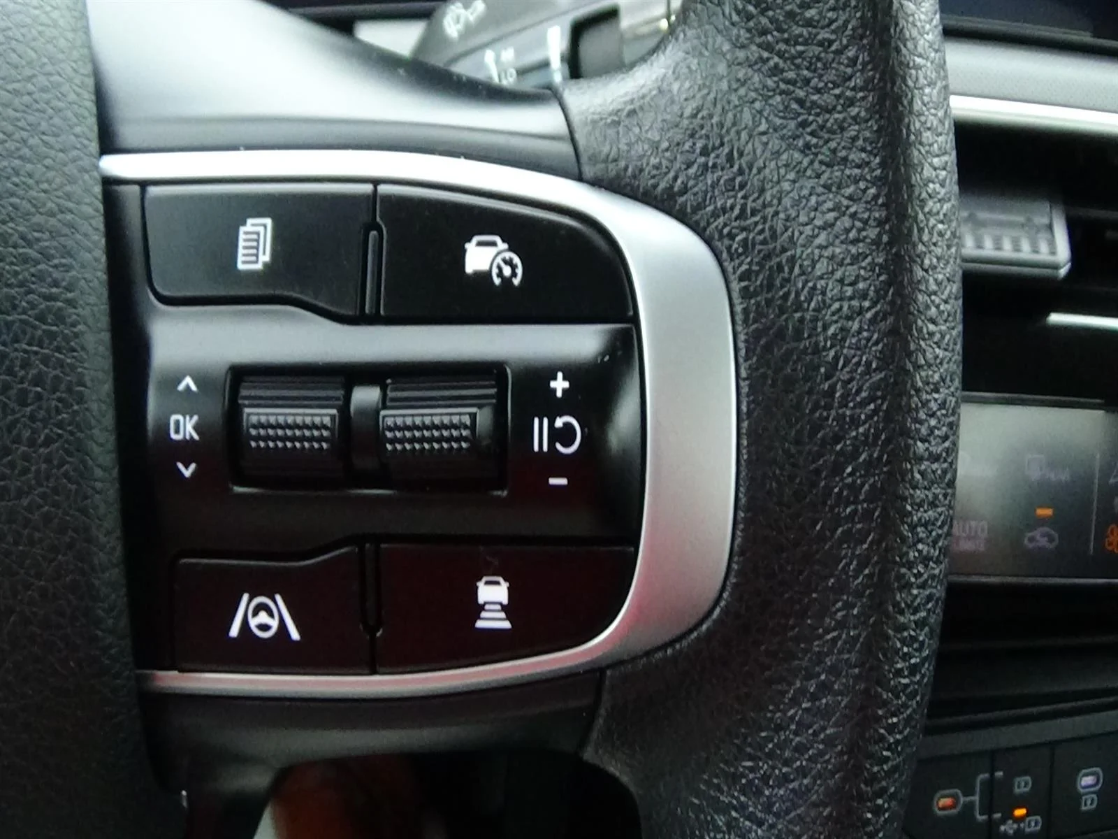 Used 2025 Snow White Kia LXS image 20