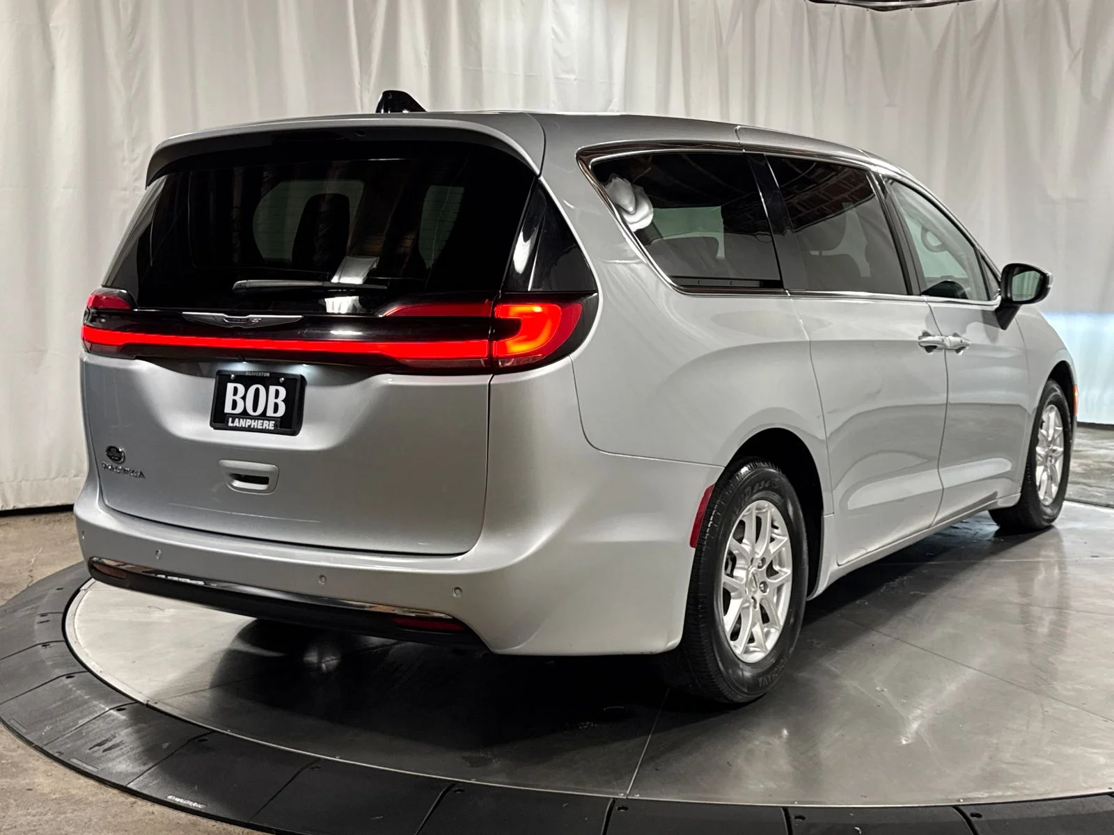 Used 2023 Silver Mist Clearcoat Chrysler Touring L image 10