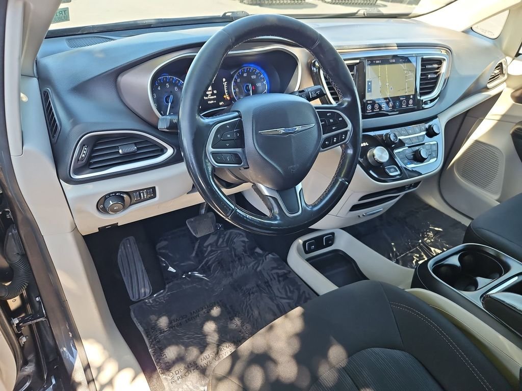 Used 2019 Granite Crystal Metallic Clearcoat Chrysler Touring Plus image 13