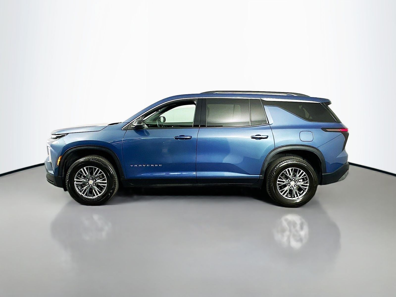 Used 2025 Lakeshore Blue Metallic Chevrolet LT image 4