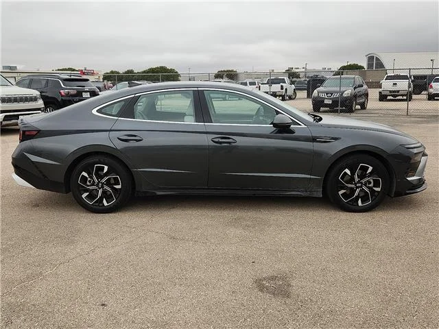 Used 2025 Black Hyundai SEL Front-Wheel Drive image 5