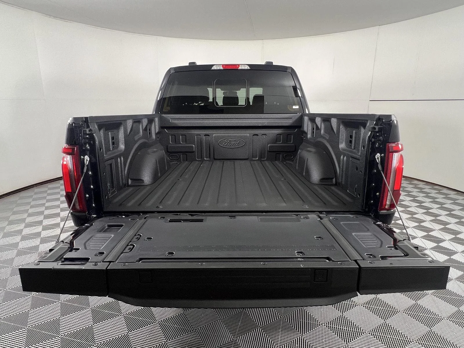 Certified Used 2025 Agate Black Ford LARIAT image 22