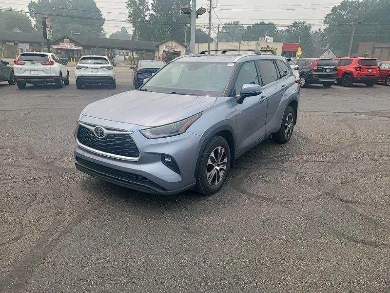 Used 2021  Toyota XLE image 2