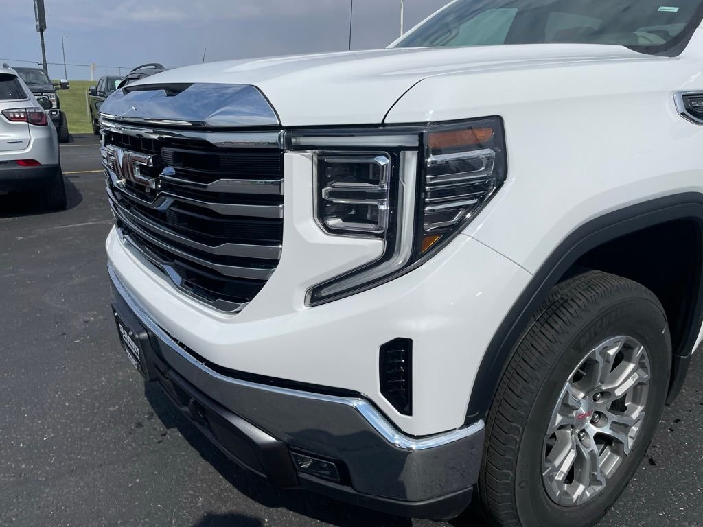 Used 2025 White GMC SLT image 35