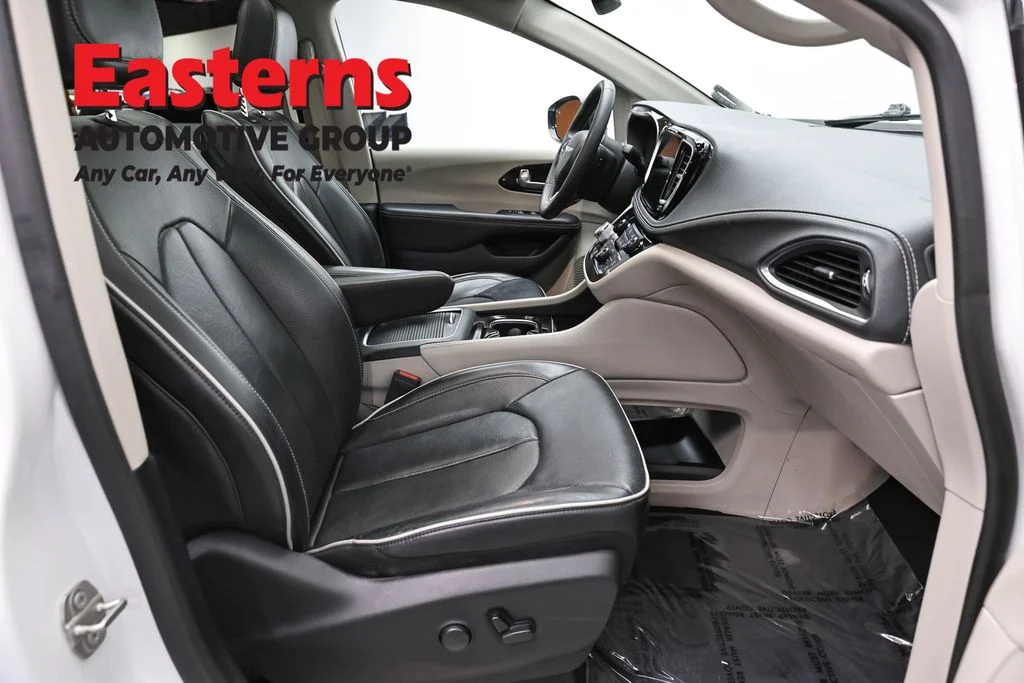 Used 2023 White Chrysler Limited image 24