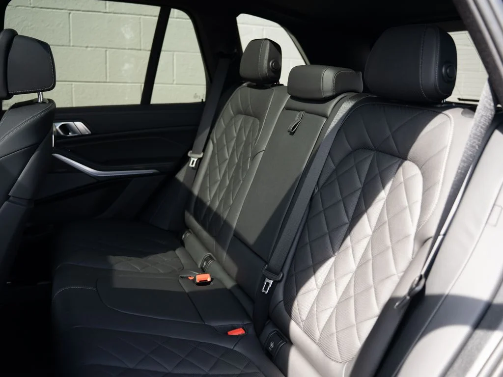 Used 2025 Black BMW M60i image 18