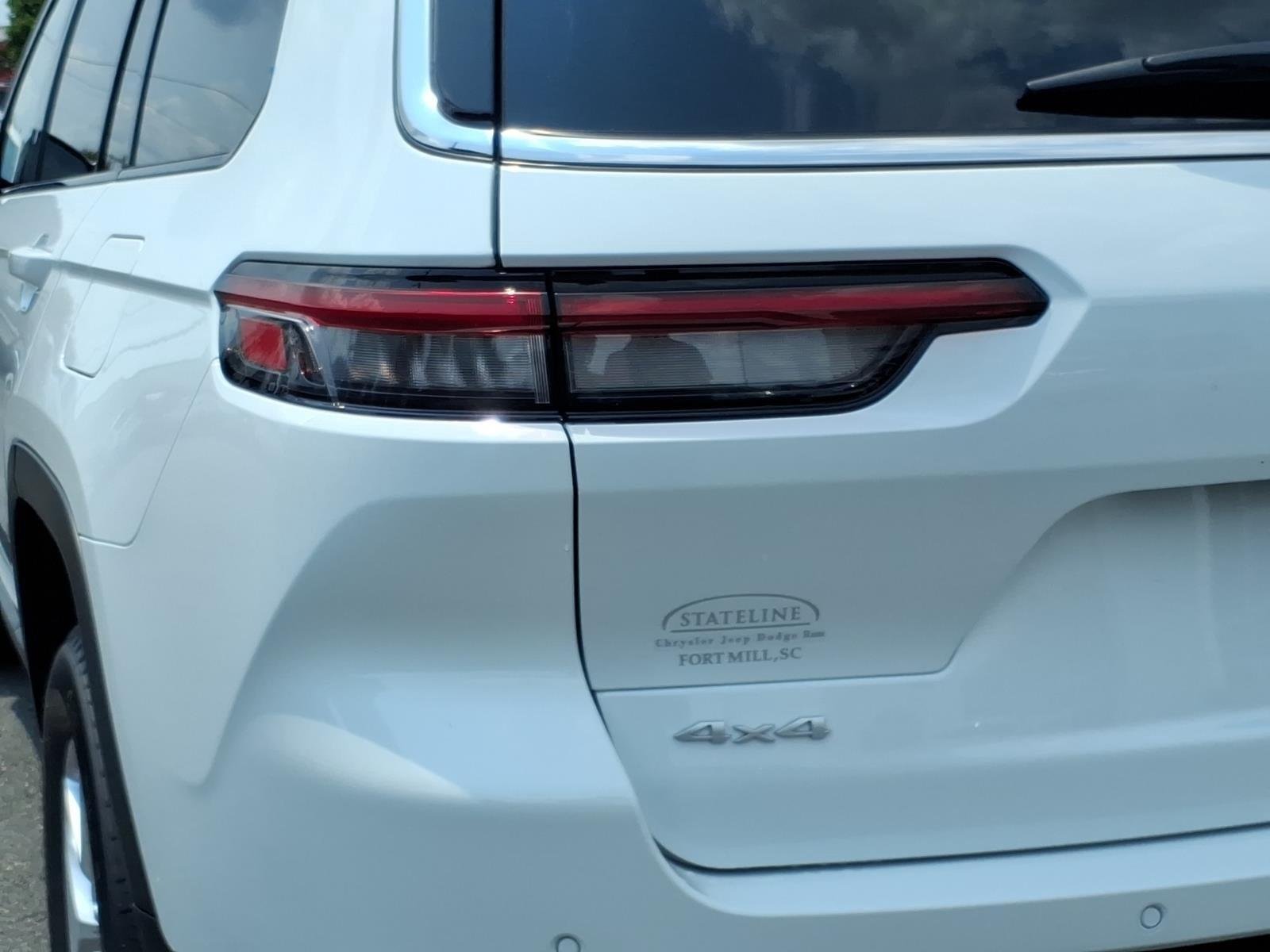 New 2026 Bright White Clear-Coat Exterior Paint Jeep Laredo X image 16