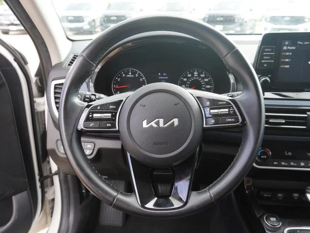 Used 2023 White Kia S image 25
