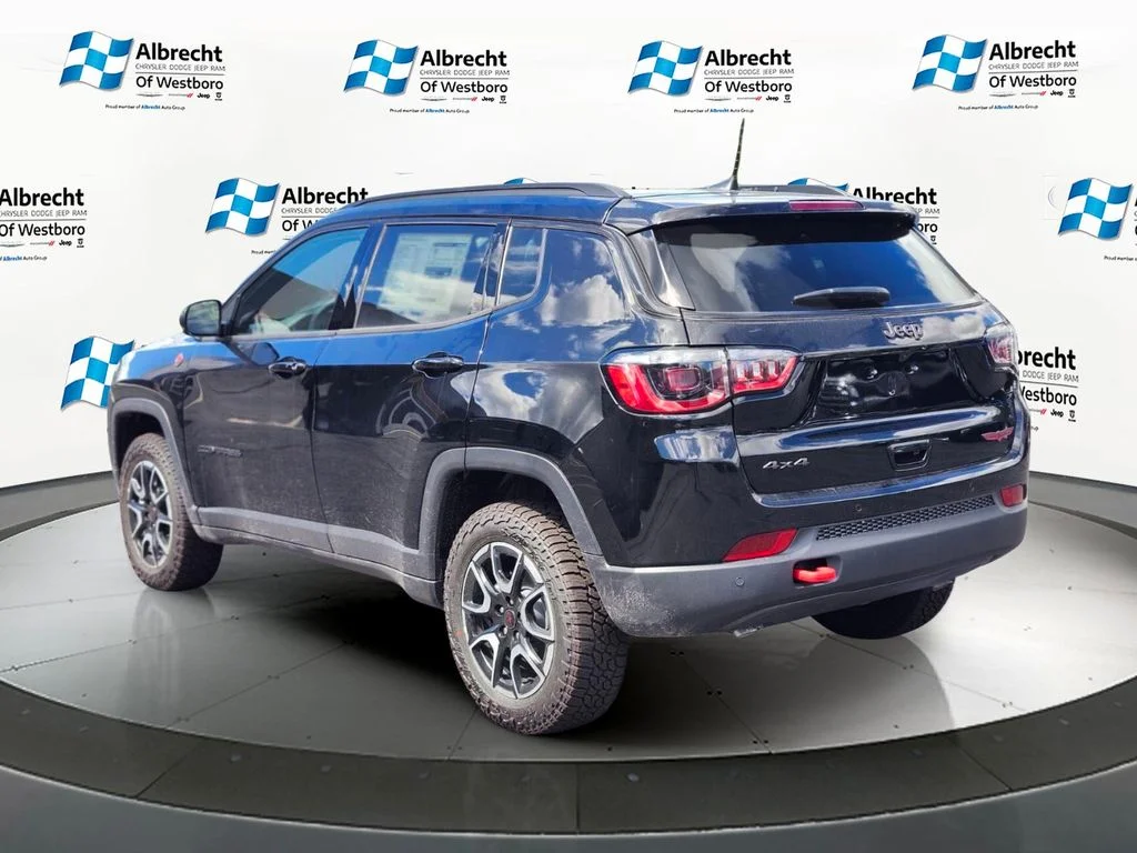 New 2026 Diamond Black Crystal Pearl-Coat Exterior Paint Jeep Trailhawk image 3