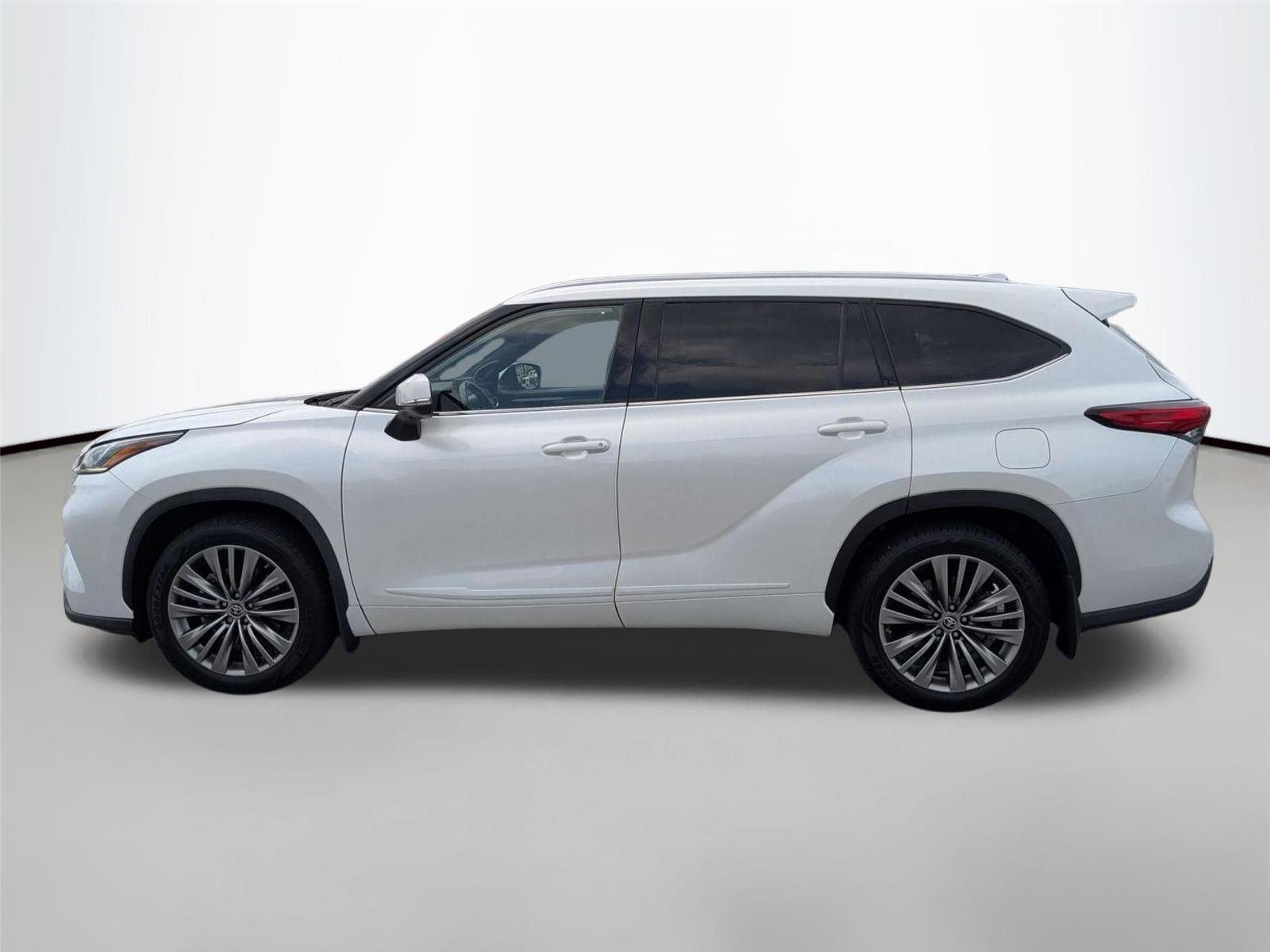 Used 2022 Wind Chill Pearl Toyota Platinum image 8
