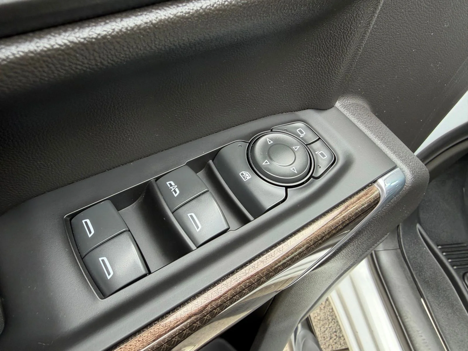 Used 2022 White Chevrolet LT image 15