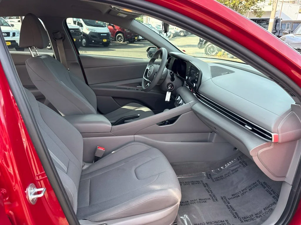 Used 2022 Scarlet Red Pearl Hyundai SE image 9