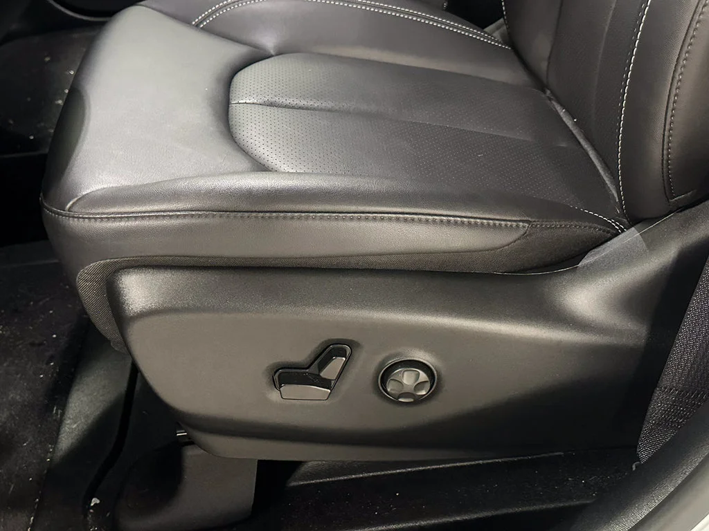 Used 2025 White Chrysler Wheelchair Accessible-  Select image 15