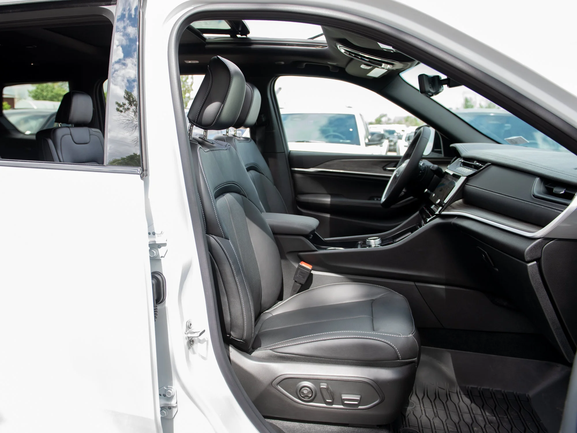 New 2026 White Jeep Limited Reserve* image 29