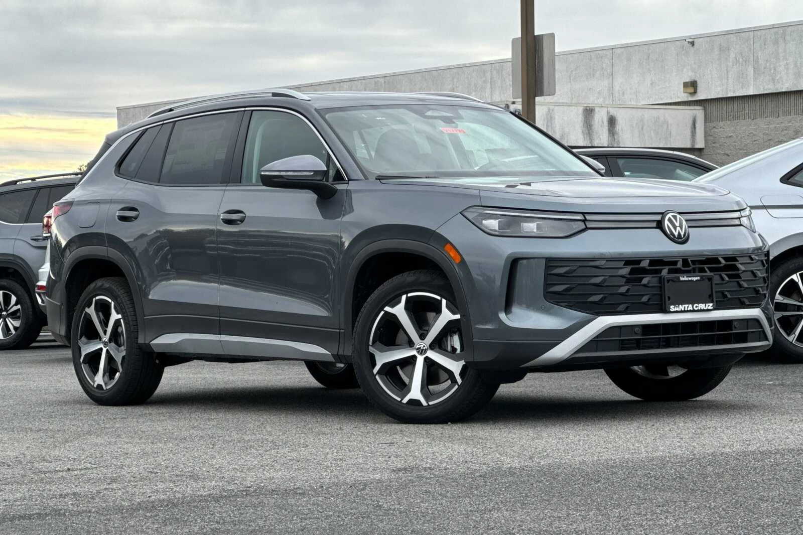 2026 Volkswagen Tiguan SE - Photo 2