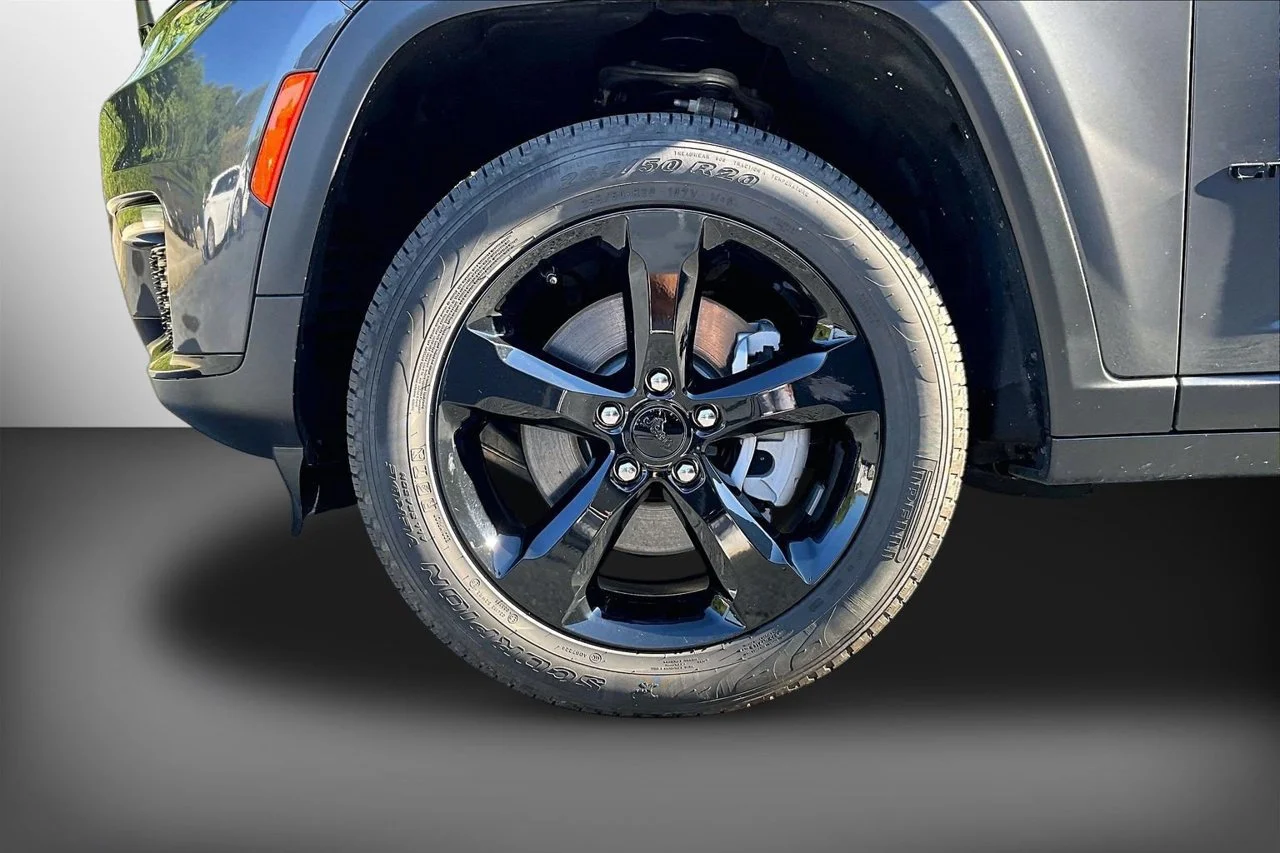 Used 2025 Gray Jeep Limited image 30
