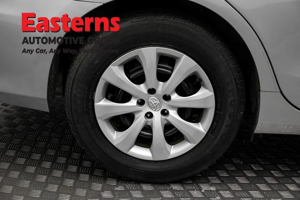 Used 2015 Silver Toyota LE image 29