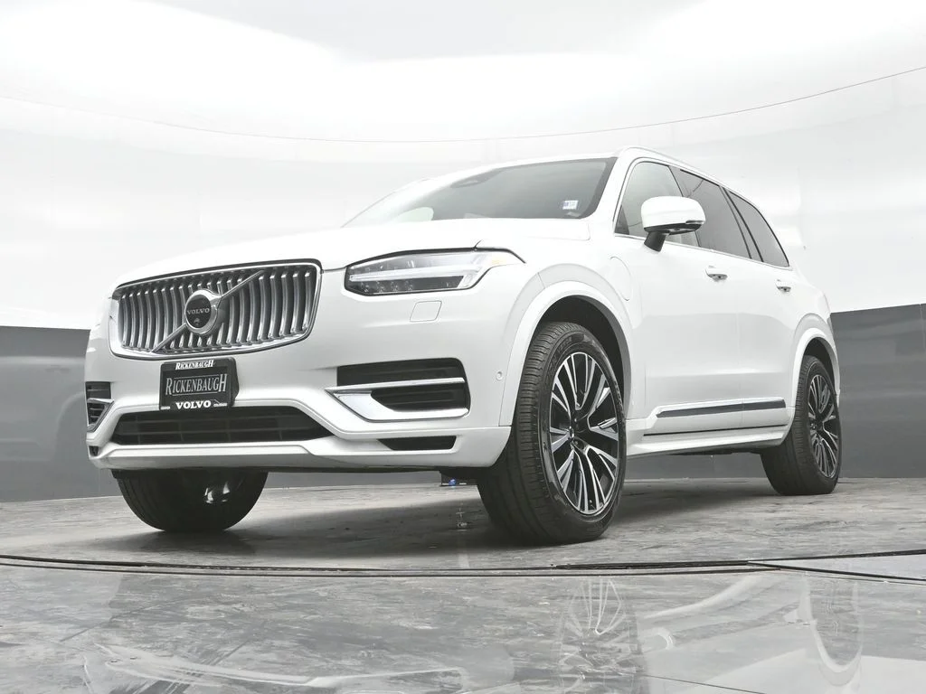 Certified Used 2025 Crystal White Volvo Plus image 25