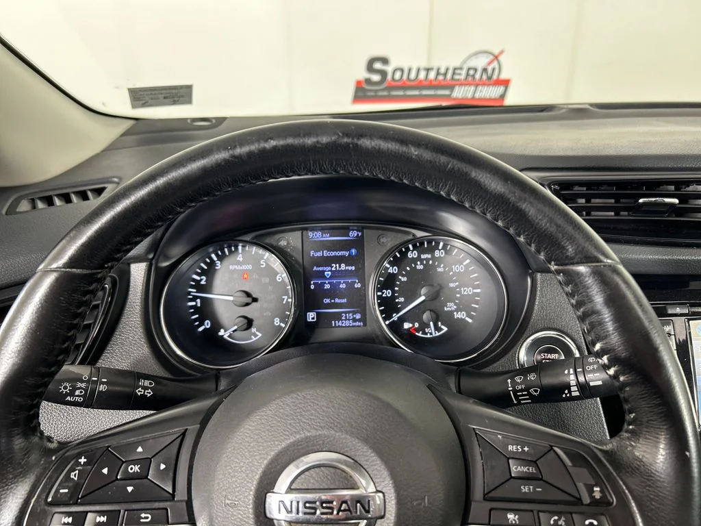 Used 2018 Red Nissan SL image 13