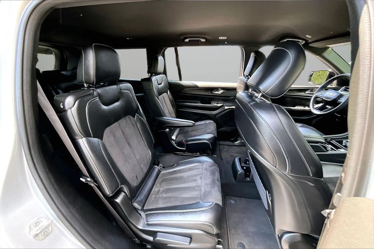 Used 2023 Silver Jeep Altitude image 22