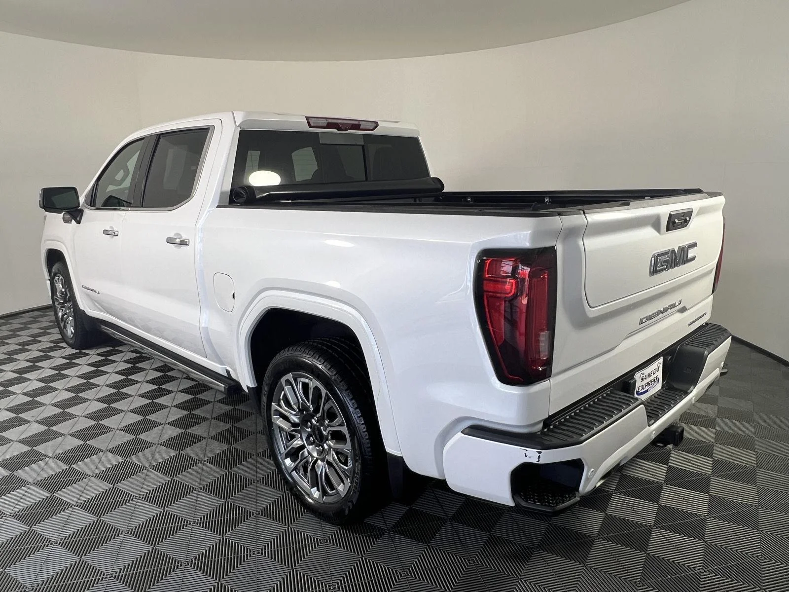 Used 2024 White Frost Tricoat GMC Denali Ultimate image 35