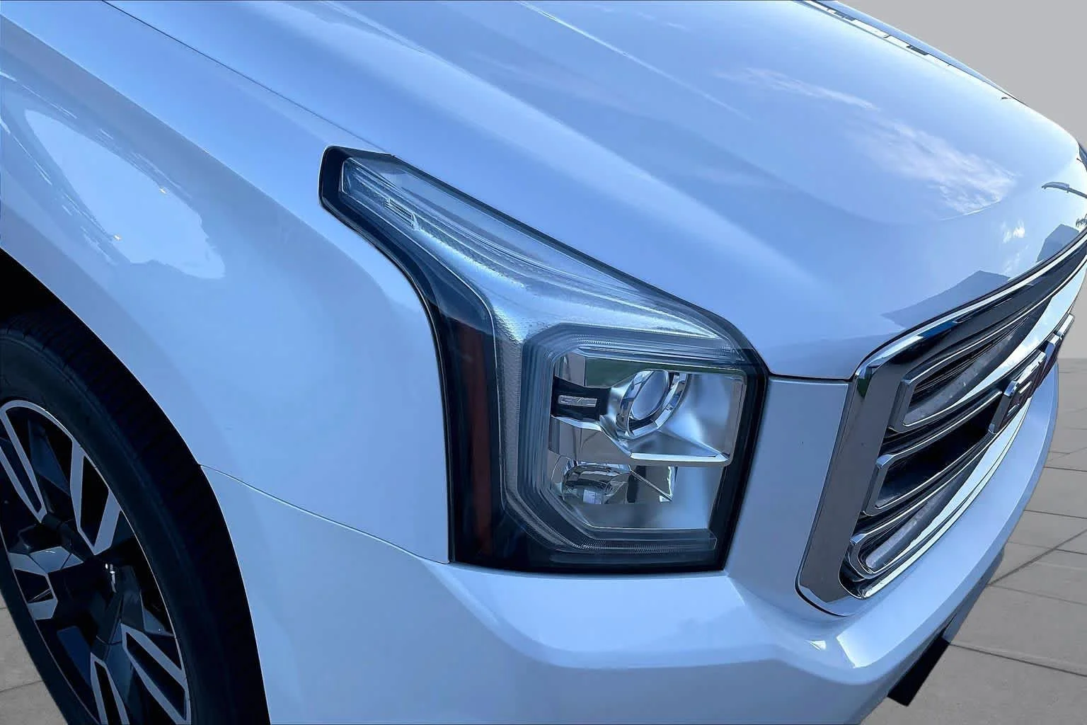 Used 2017 White Frost Tricoat GMC SLT image 26