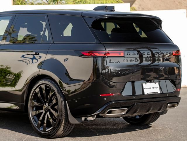 New 2026 Santorini Black Land Rover Dynamic SE image 10