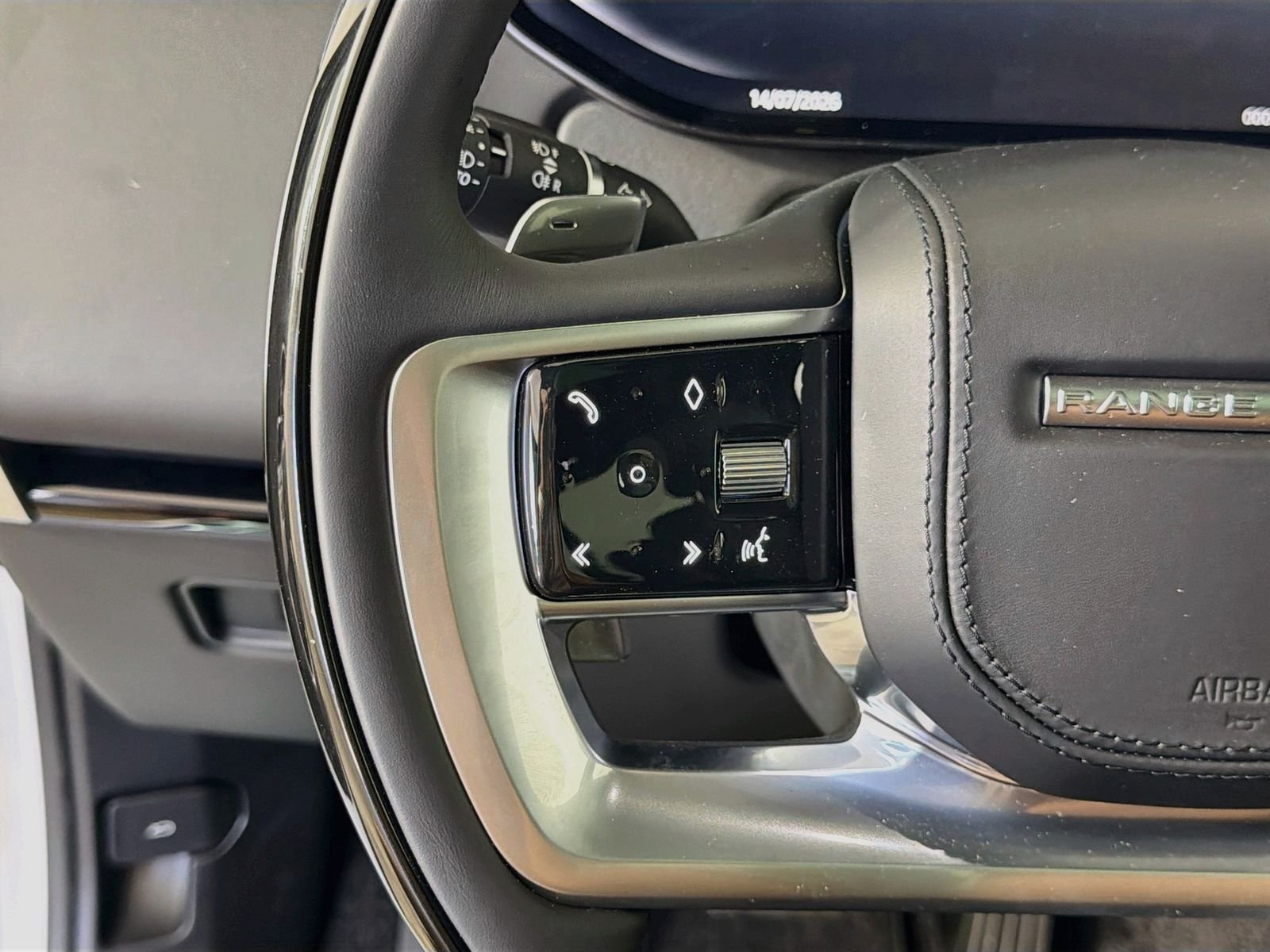 New 2026 Fuji White LAND ROVER SE 7 Seats image 12