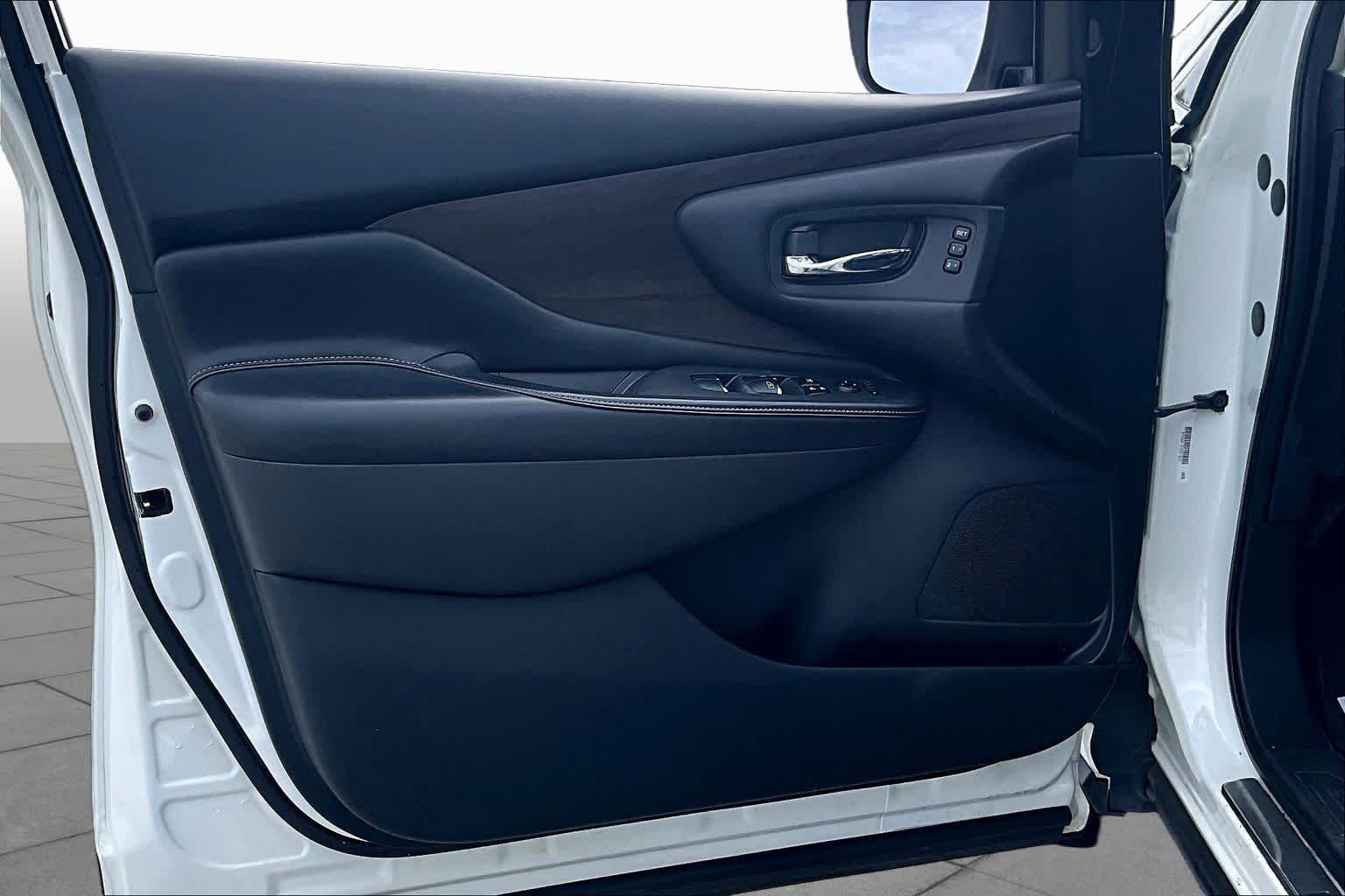 Used 2019 Pearl White Tricoat Nissan Platinum image 22