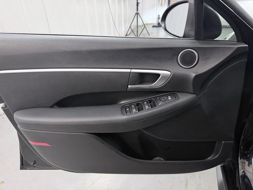 Used 2021 Black Hyundai SE image 11