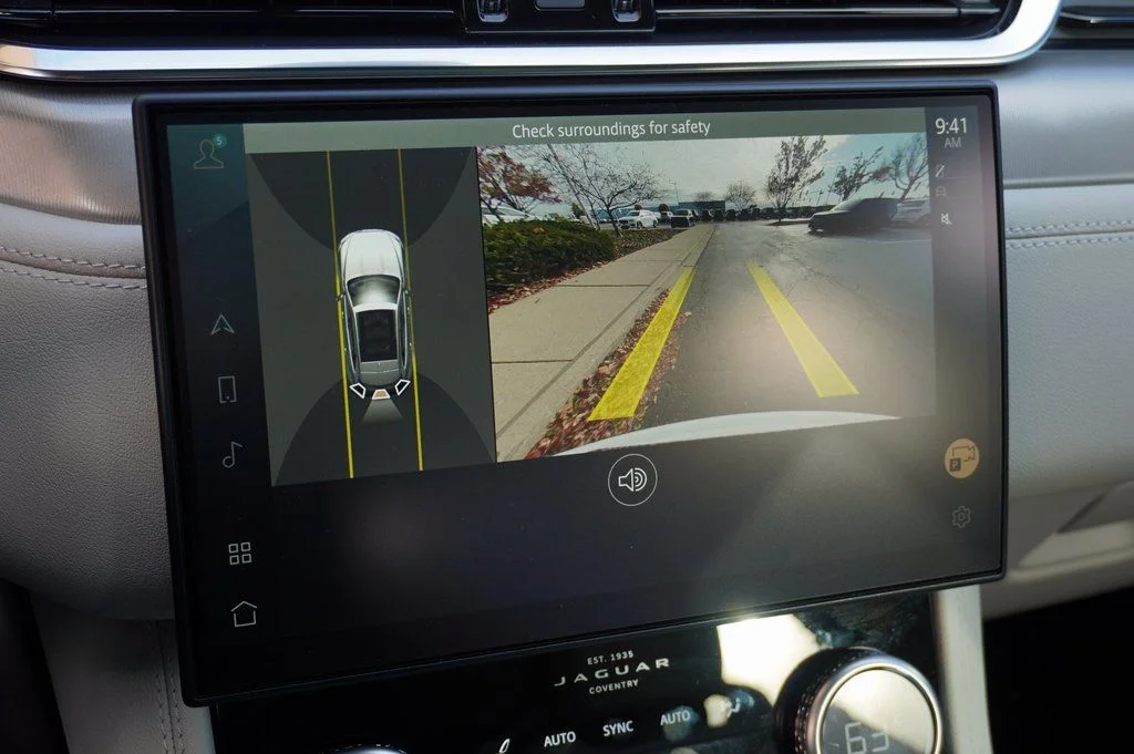 Used 2025 White Jaguar P400 R-Dynamic S image 23