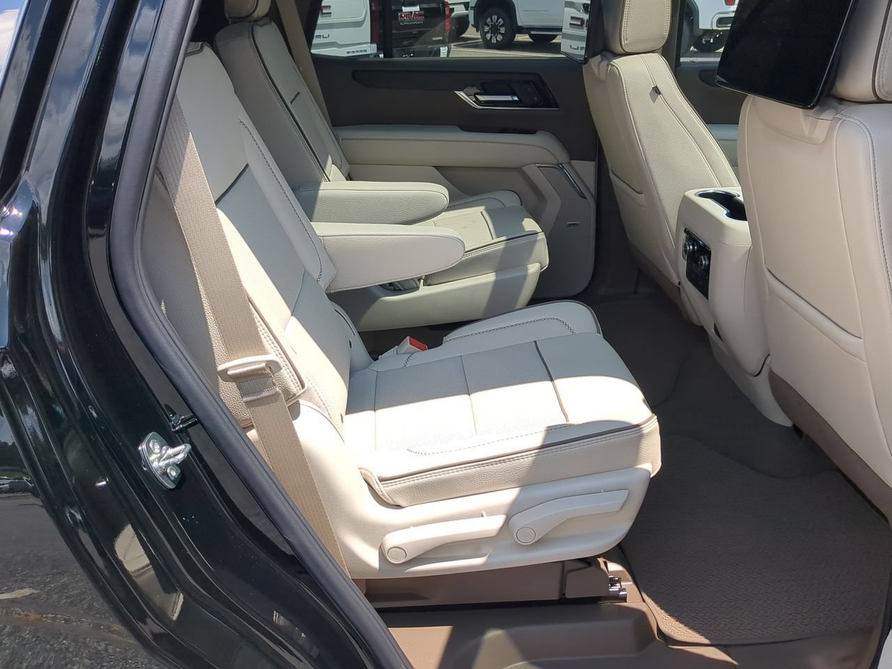 2026 GMC Yukon Denali - Photo 28