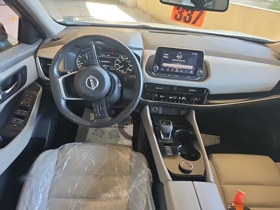 Used 2023 Pearl White Tricoat/Super Black Nissan SL image 3