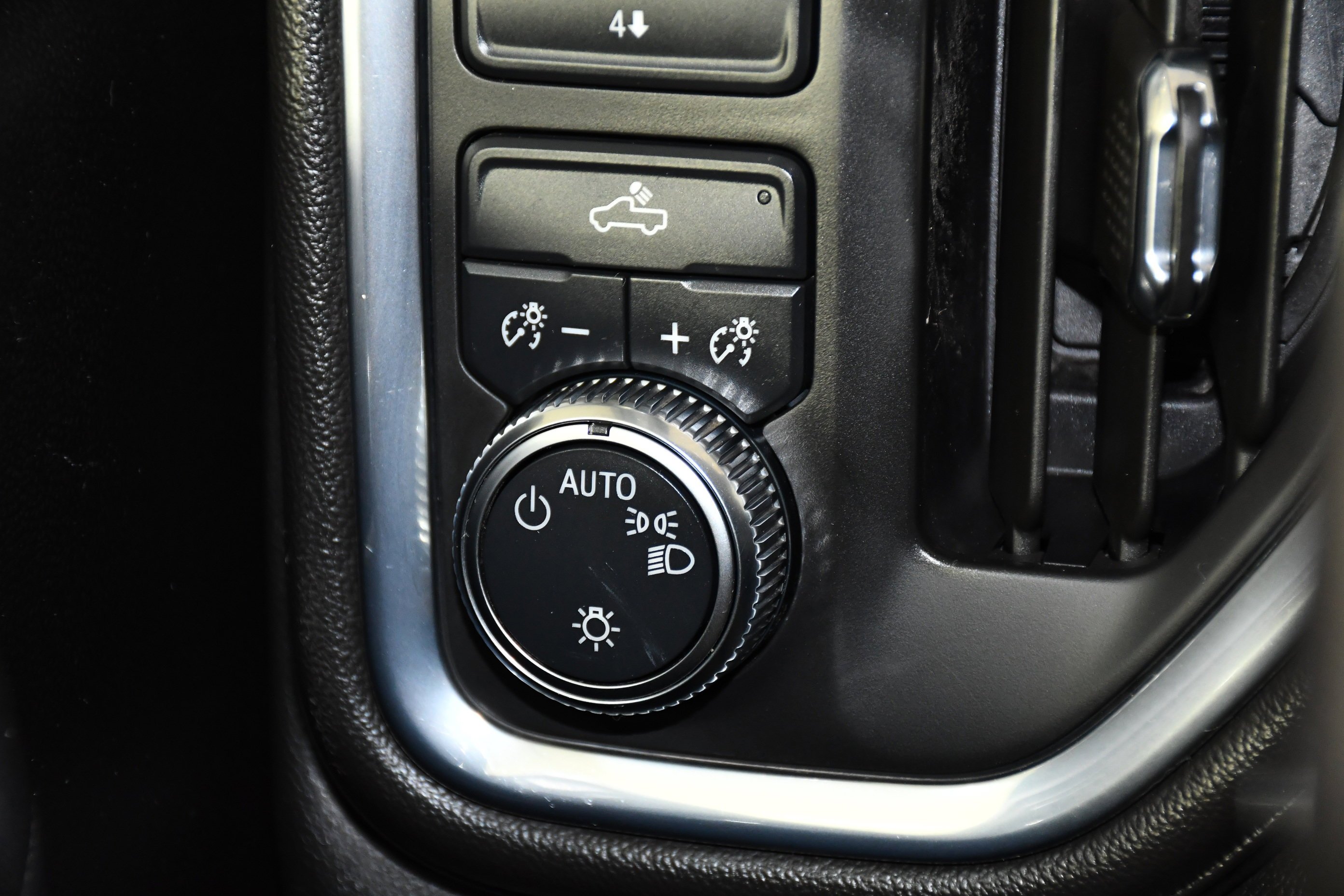 Used 2022 White GMC SLE image 38