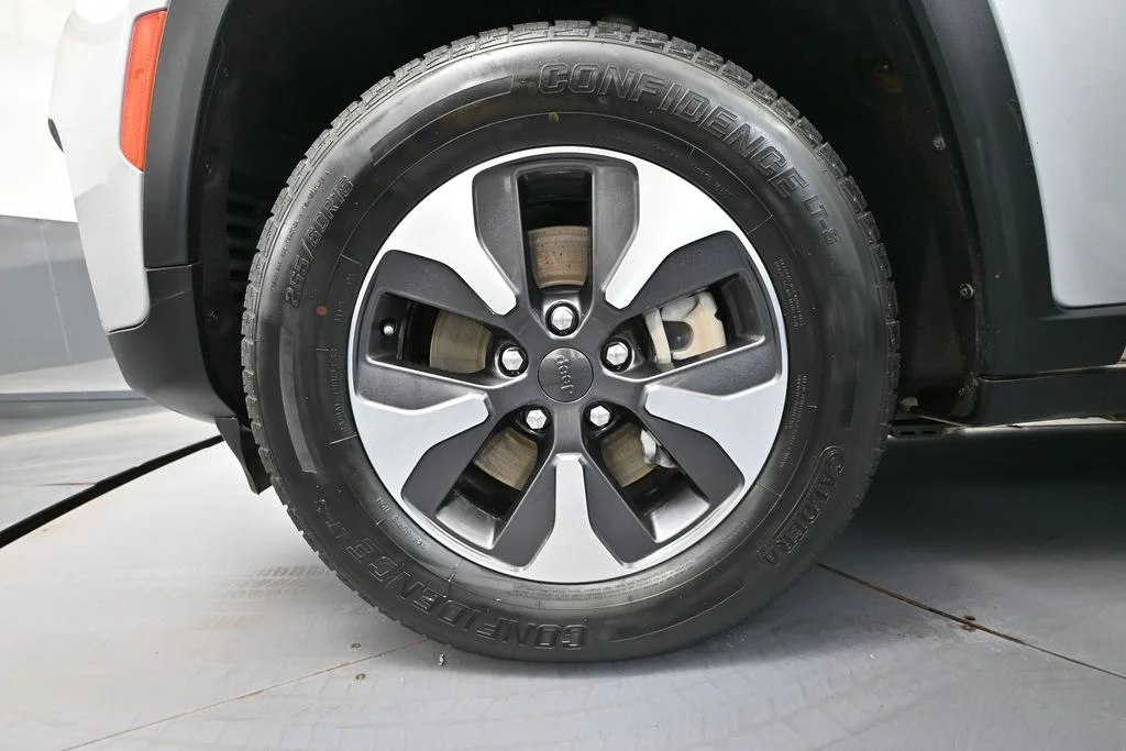 Used 2024 Silver Jeep 4xe image 16