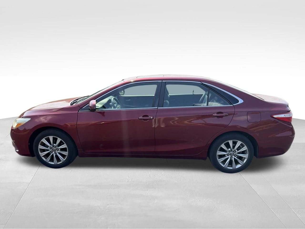 Used 2015 Red Toyota XLE image 6