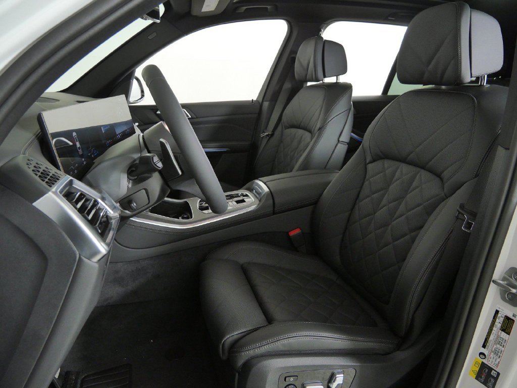 New 2026 Mineral White Metallic BMW xDrive50e image 36