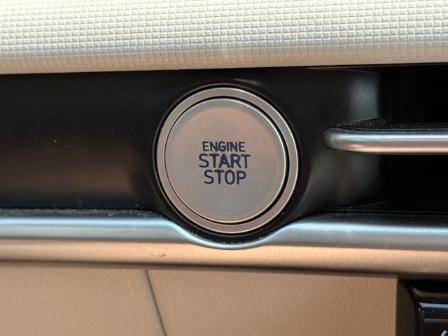 Used 2025 White Hyundai SEL image 19