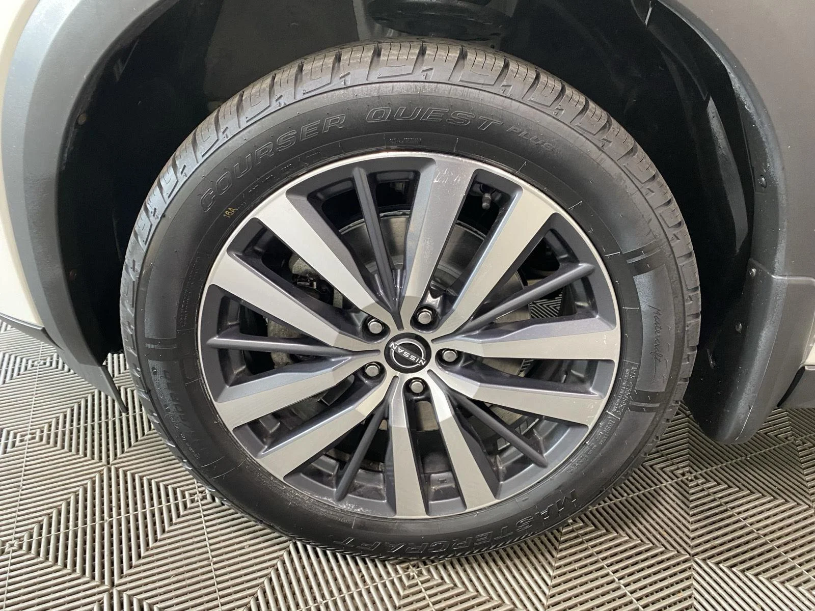 Used 2022 Pearl White Tricoat Nissan Platinum image 10